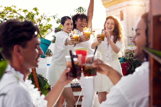 Adulto joven divirtiéndose en la fiesta blanca