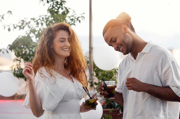 Foto gratuita adulto joven divirtiéndose en la fiesta blanca