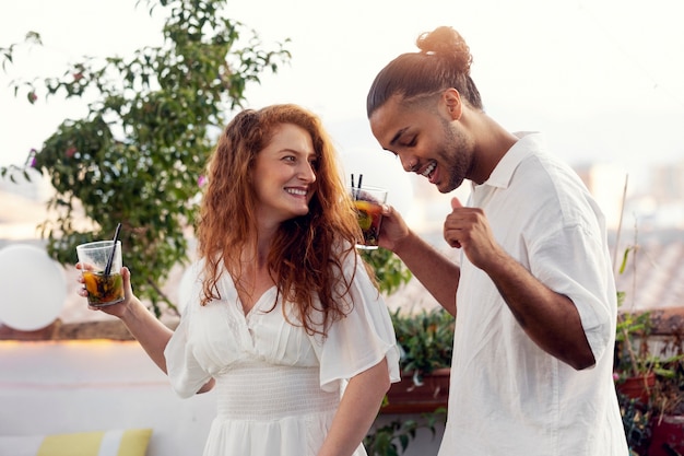 Foto gratuita adulto joven divirtiéndose en la fiesta blanca