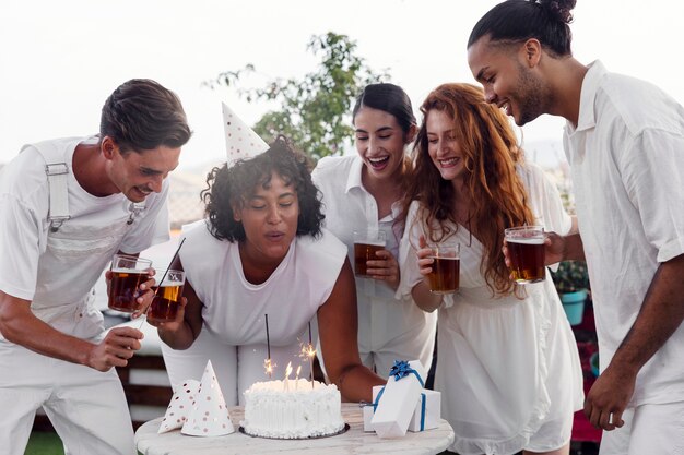 Adulto joven divirtiéndose en la fiesta blanca