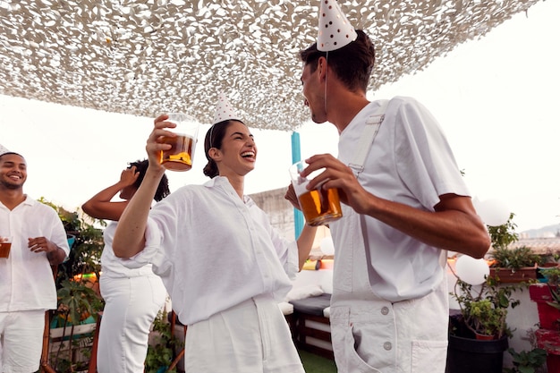 Adulto joven divirtiéndose en la fiesta blanca