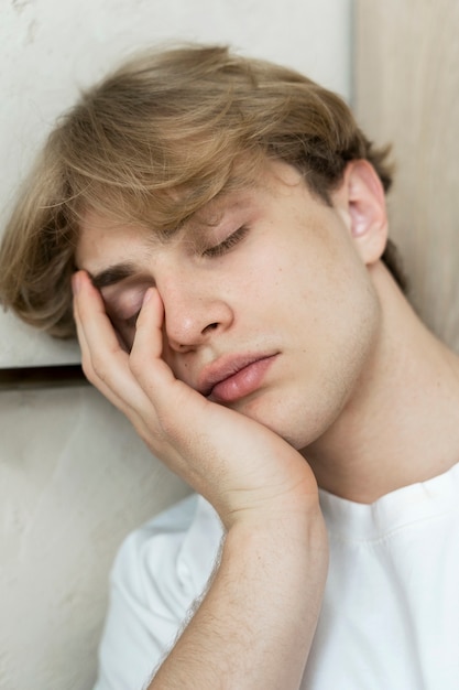 Foto gratuita adulto joven durmiendo en la casa