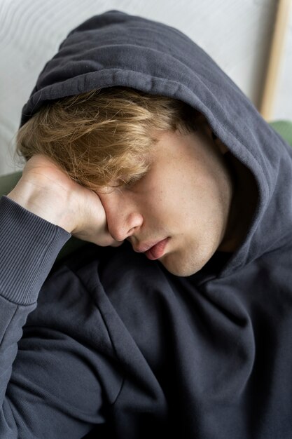 Adulto joven durmiendo en la casa