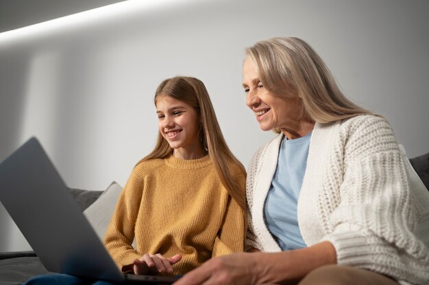 Foto gratuita adulto joven enseñando a anciano sobre devicer degital