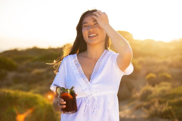 Adulto joven con una fiesta de sangría en la playa