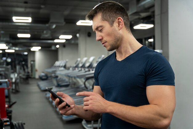 Adulto joven haciendo deporte de interior en el gimnasio