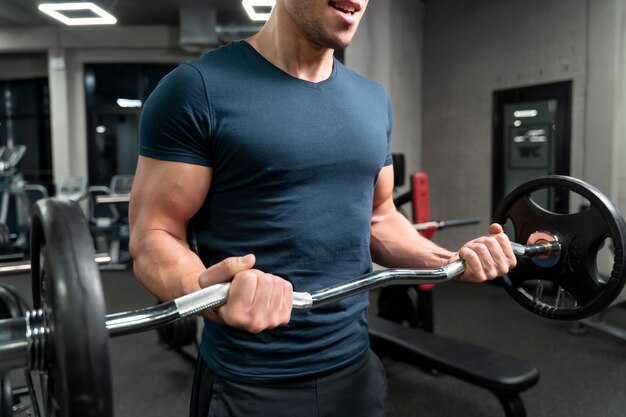 Adulto joven haciendo deporte de interior en el gimnasio