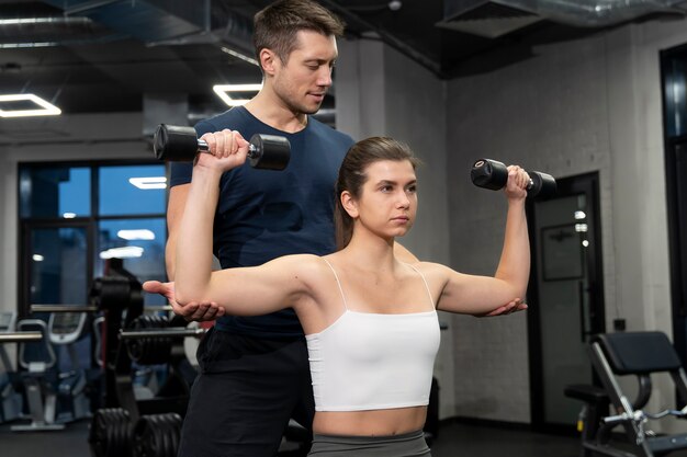 Adulto joven haciendo deporte de interior en el gimnasio