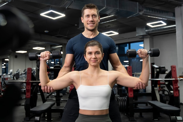 Adulto joven haciendo deporte de interior en el gimnasio