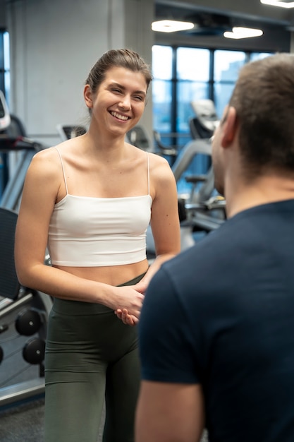 Adulto joven haciendo deporte de interior en el gimnasio