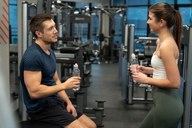 Adulto joven haciendo deporte de interior en el gimnasio