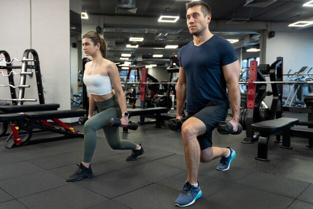 Adulto joven haciendo deporte de interior en el gimnasio