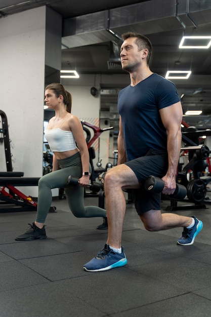 Adulto joven haciendo deporte de interior en el gimnasio