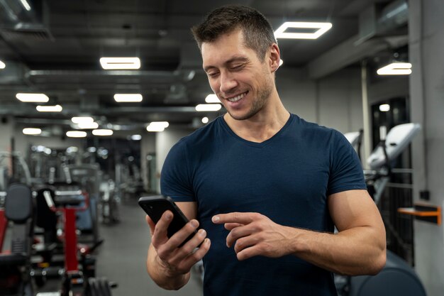 Adulto joven haciendo deporte de interior en el gimnasio