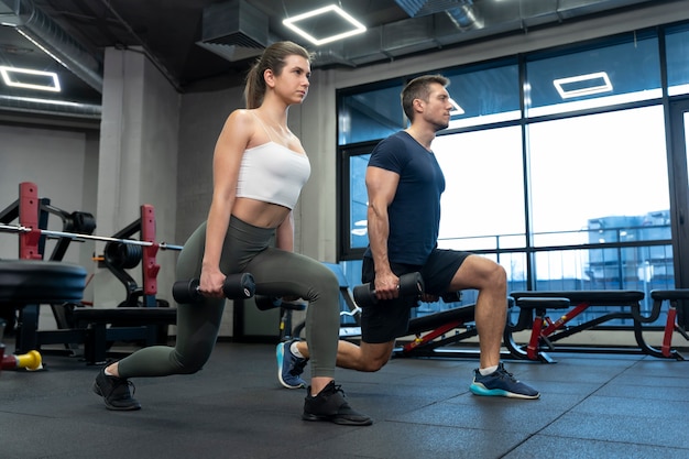 Adulto joven haciendo deporte de interior en el gimnasio