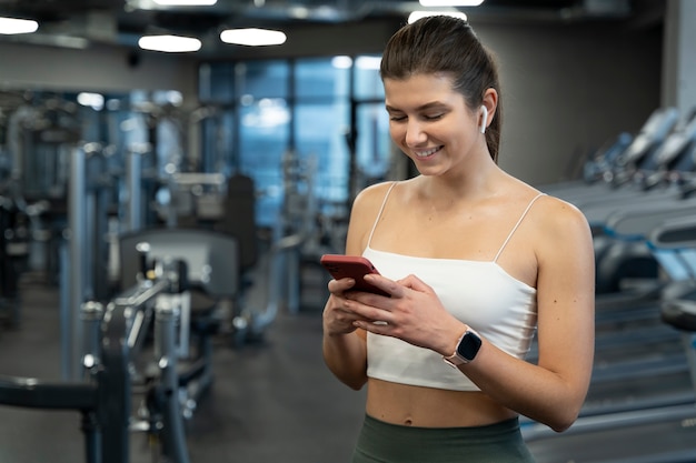 Adulto joven haciendo deporte de interior en el gimnasio