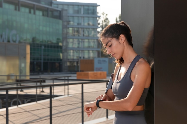 Foto gratuita adulto joven haciendo fitness al aire libre