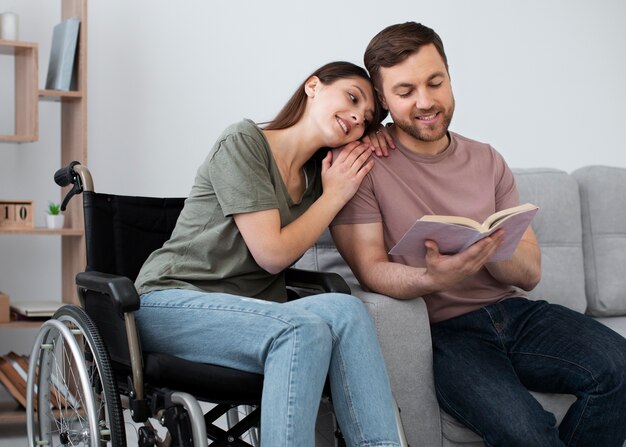 Adulto joven leyendo con un amigo discapacitado