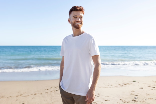 Foto gratuita adulto joven, llevando, camisa en blanco