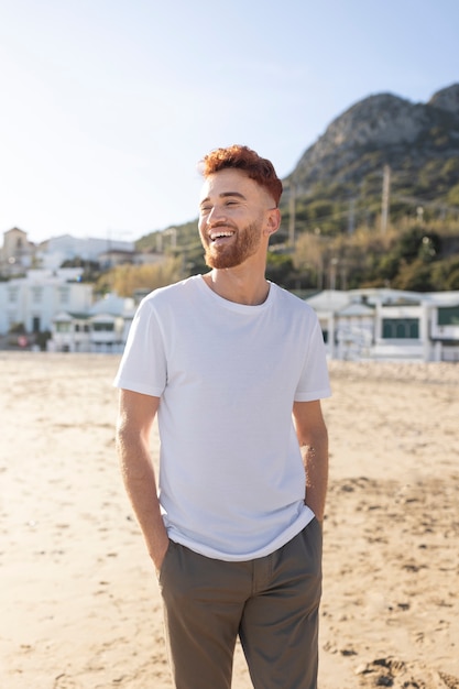 Foto gratuita adulto joven, llevando, camisa en blanco