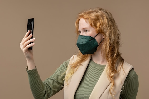 Foto gratuita adulto joven con mascarilla