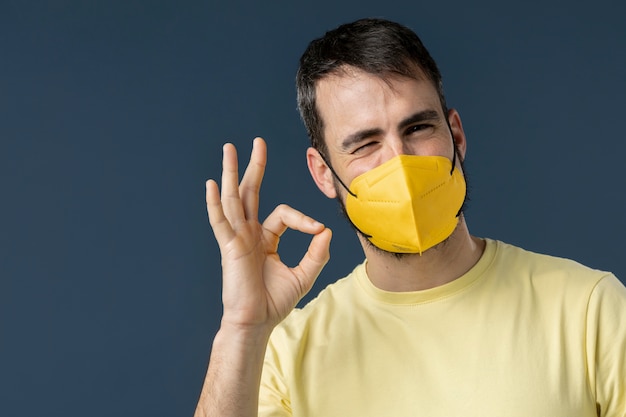 Adulto joven con mascarilla