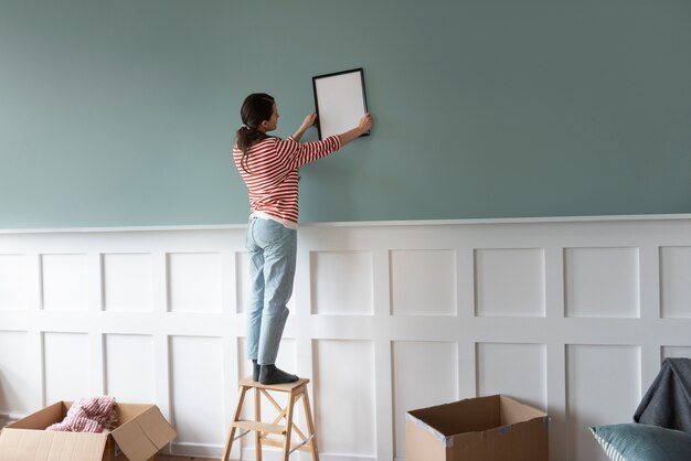 Adulto joven mudarse a una casa nueva