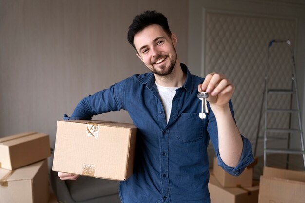 Adulto joven mudarse a casa nueva