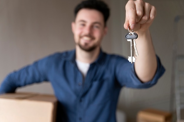 Adulto joven mudarse a casa nueva