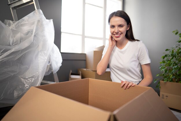 Adulto joven mudarse a una nueva casa