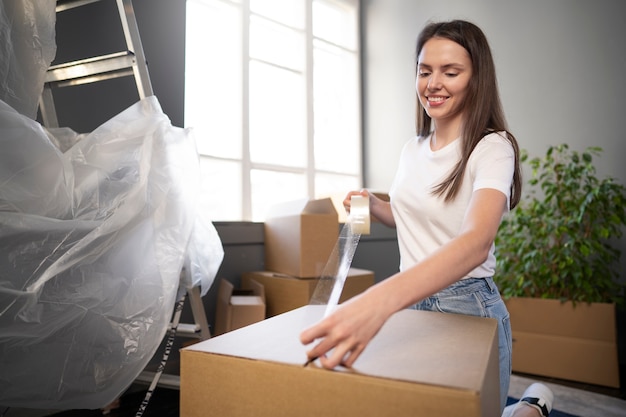 Foto gratuita adulto joven mudarse a una nueva casa