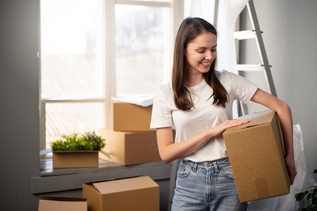 Adulto joven mudarse a una nueva casa