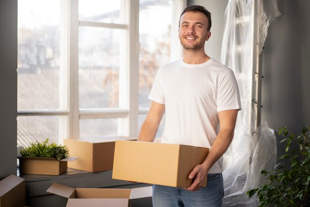 Adulto joven mudarse a una nueva casa