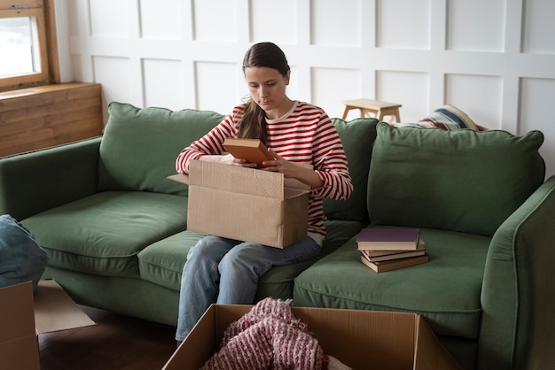 Adulto joven mudarse a una nueva casa