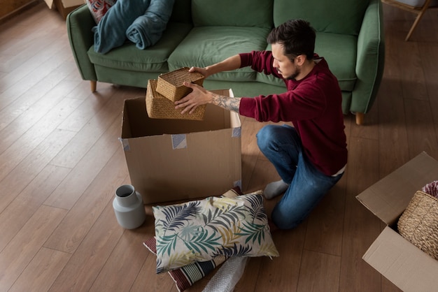 Adulto joven mudarse a una nueva casa