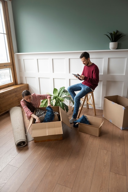 Adulto joven mudarse a una nueva casa