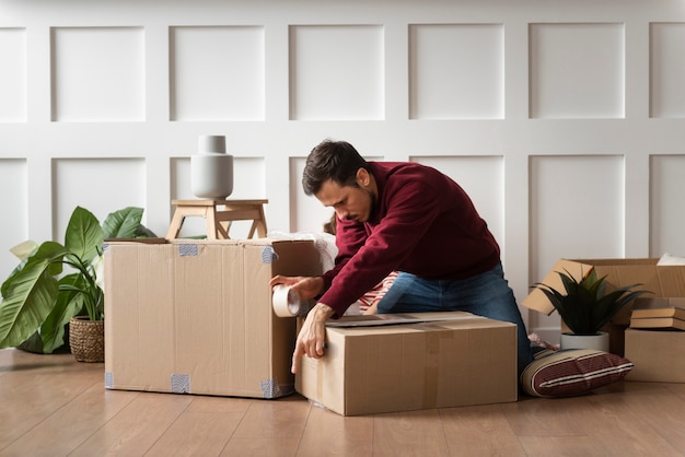 Foto gratuita adulto joven mudarse a una nueva casa