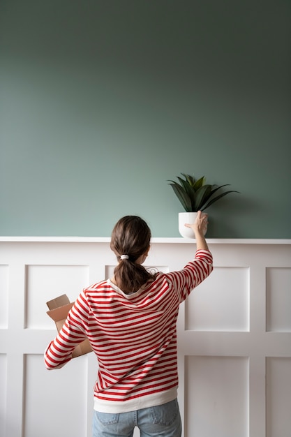 Foto gratuita adulto joven mudarse a una nueva casa