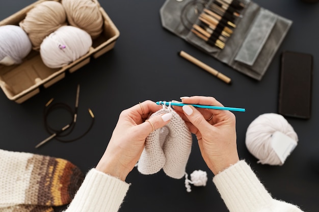 Foto gratuita adulto joven organizando sus productos de tejido