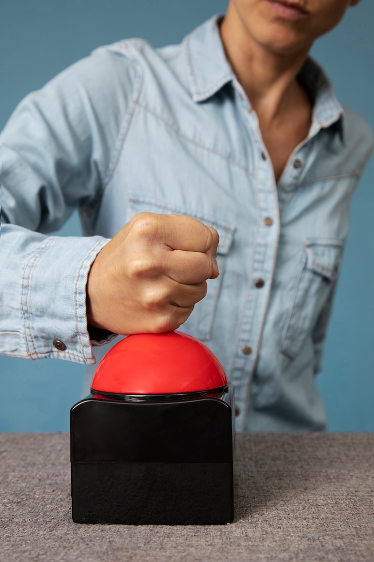 Foto gratuito adulto joven presionando el botón del zumbador