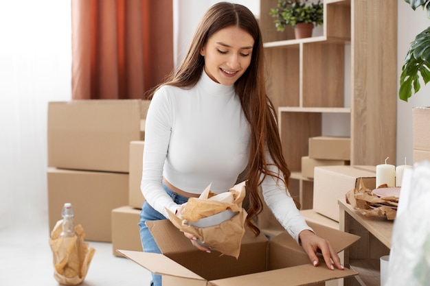 Foto gratuita adulto joven que se muda a una casa nueva