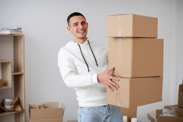 Adulto joven que se muda a una casa nueva