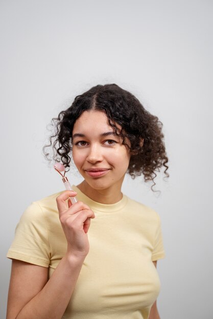 Adulto joven que usa productos para el cuidado de la cara