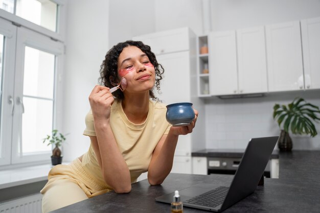 Adulto joven que usa productos para el cuidado de la cara