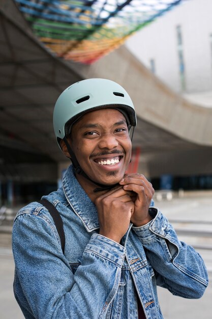 Adulto joven que usa scooter eléctrico para el transporte