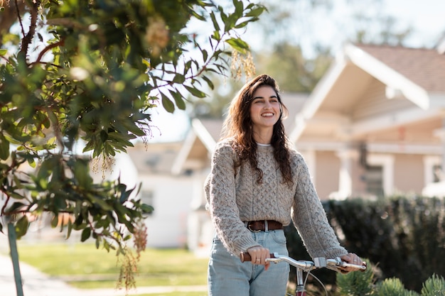 Adulto joven que viaja con movilidad sostenible