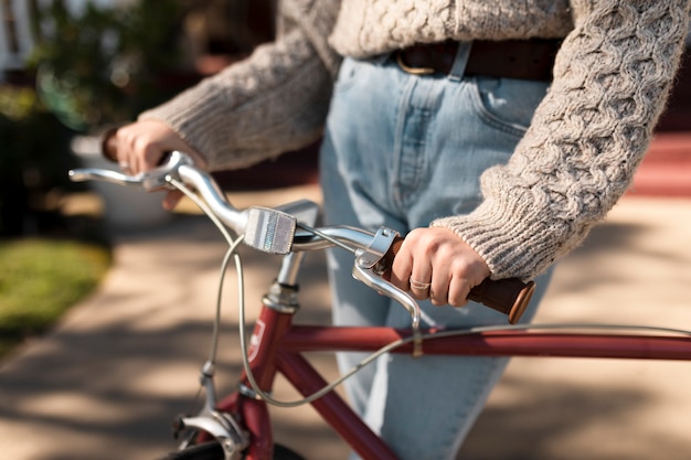 Adulto joven que viaja con movilidad sostenible