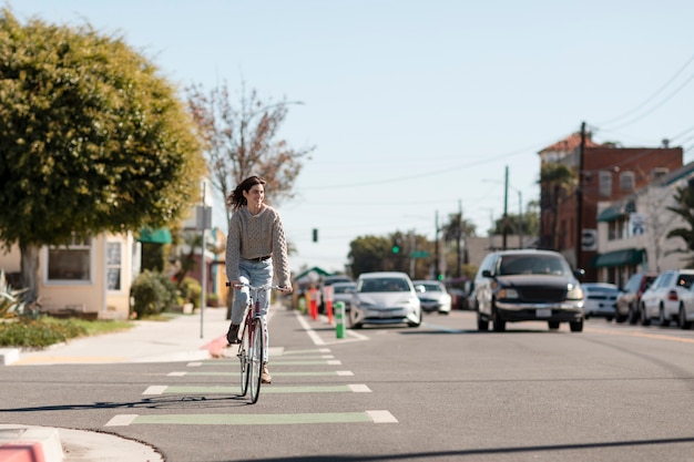 Foto gratuita adulto joven que viaja con movilidad sostenible