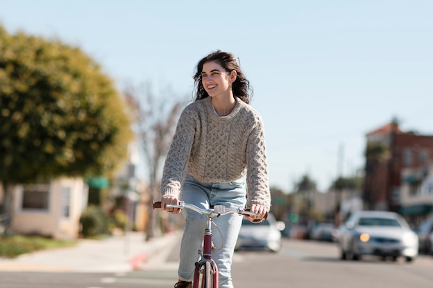 Adulto joven que viaja con movilidad sostenible