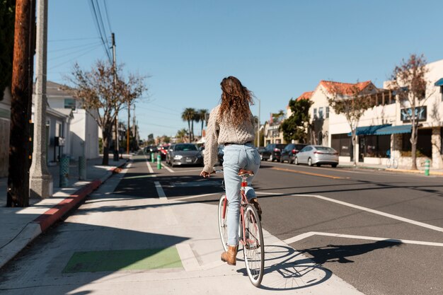 Adulto joven que viaja con movilidad sostenible